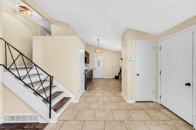 16521 Plymouth Dr - Photo 3 of 12