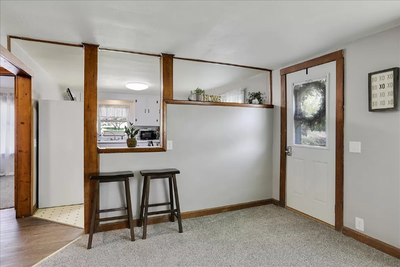 403 S Vine St - Photo 3 of 20