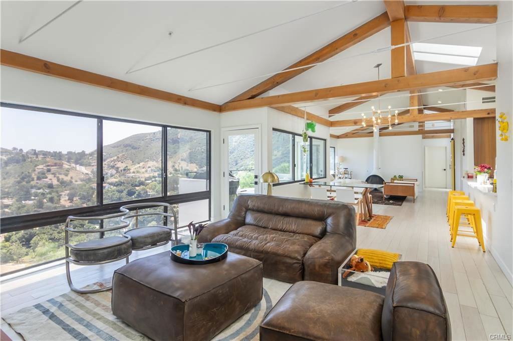 14 Stallion Rd - Photo 3 of 8