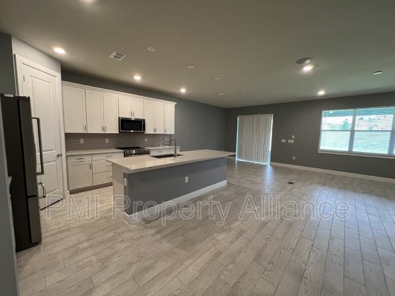 4535 Gliding Wave St - Photo 6 of 33