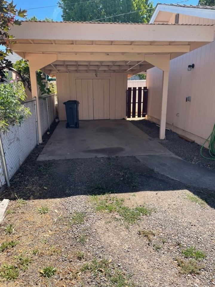 1043 W 10th St - Photo 3 of 14