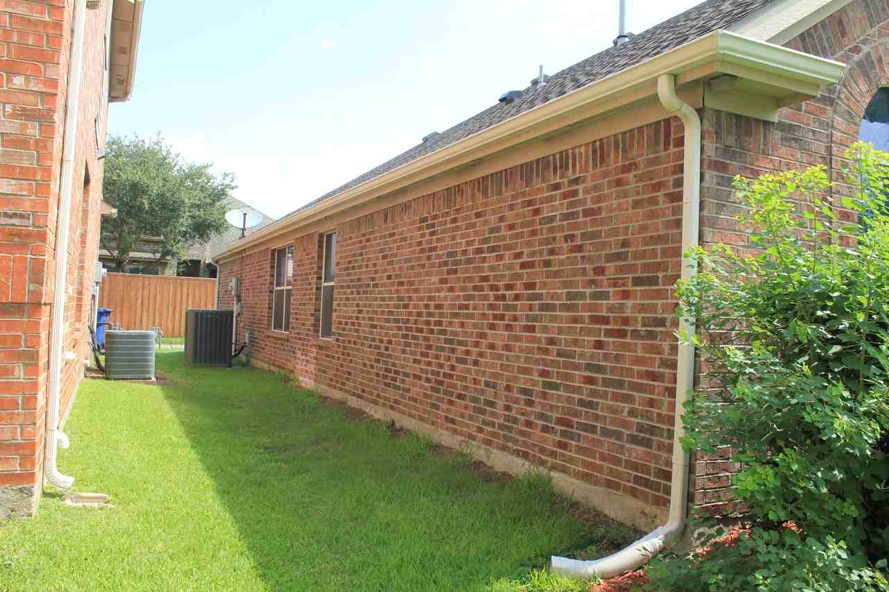 9424 Woodhurst Dr #NA - Photo 3 of 35