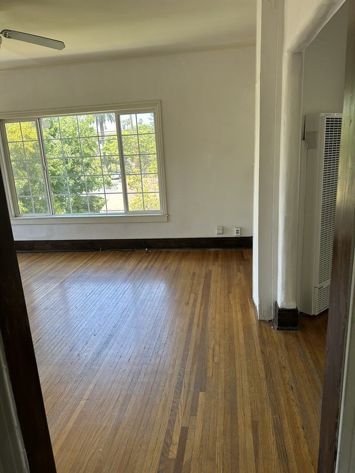 554 N Harvard Blvd #554 - Photo 5 of 40