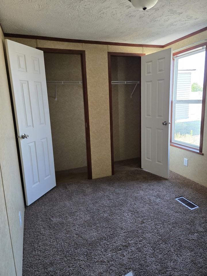 BUZZ IN STORAGE - Photo 4 of 15