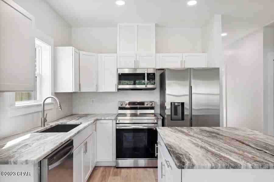 2562 Oak St - Photo 3 of 10