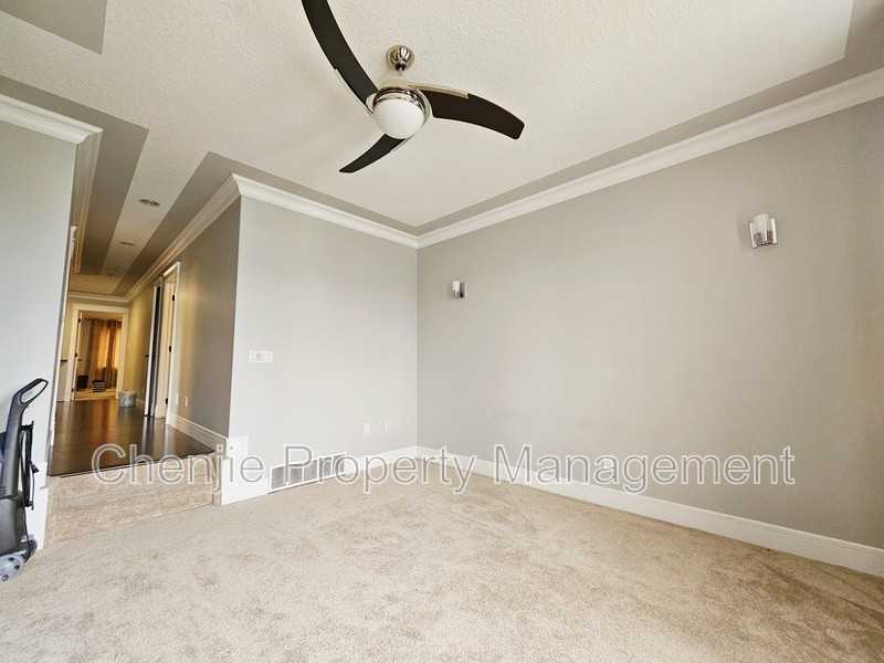 546 Albany Way Nw - Photo 3 of 32