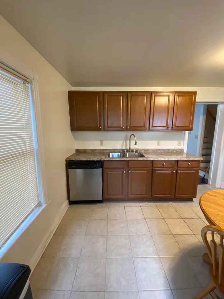 528 Selfridge St - Photo 3 of 11