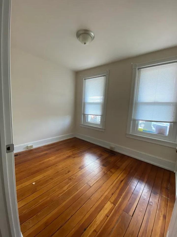 528 Selfridge St - Photo 4 of 11