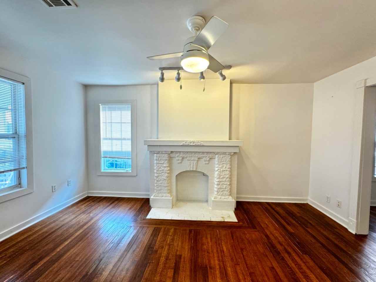 2515 E 10th St - Photo 3 of 22