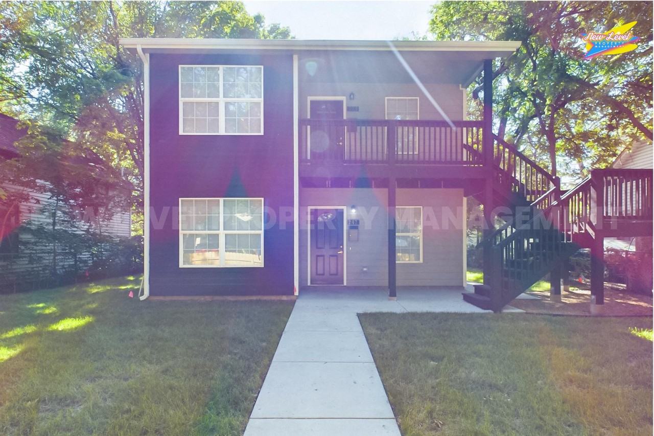 247 N Elizabeth St - Photo 2 of 10