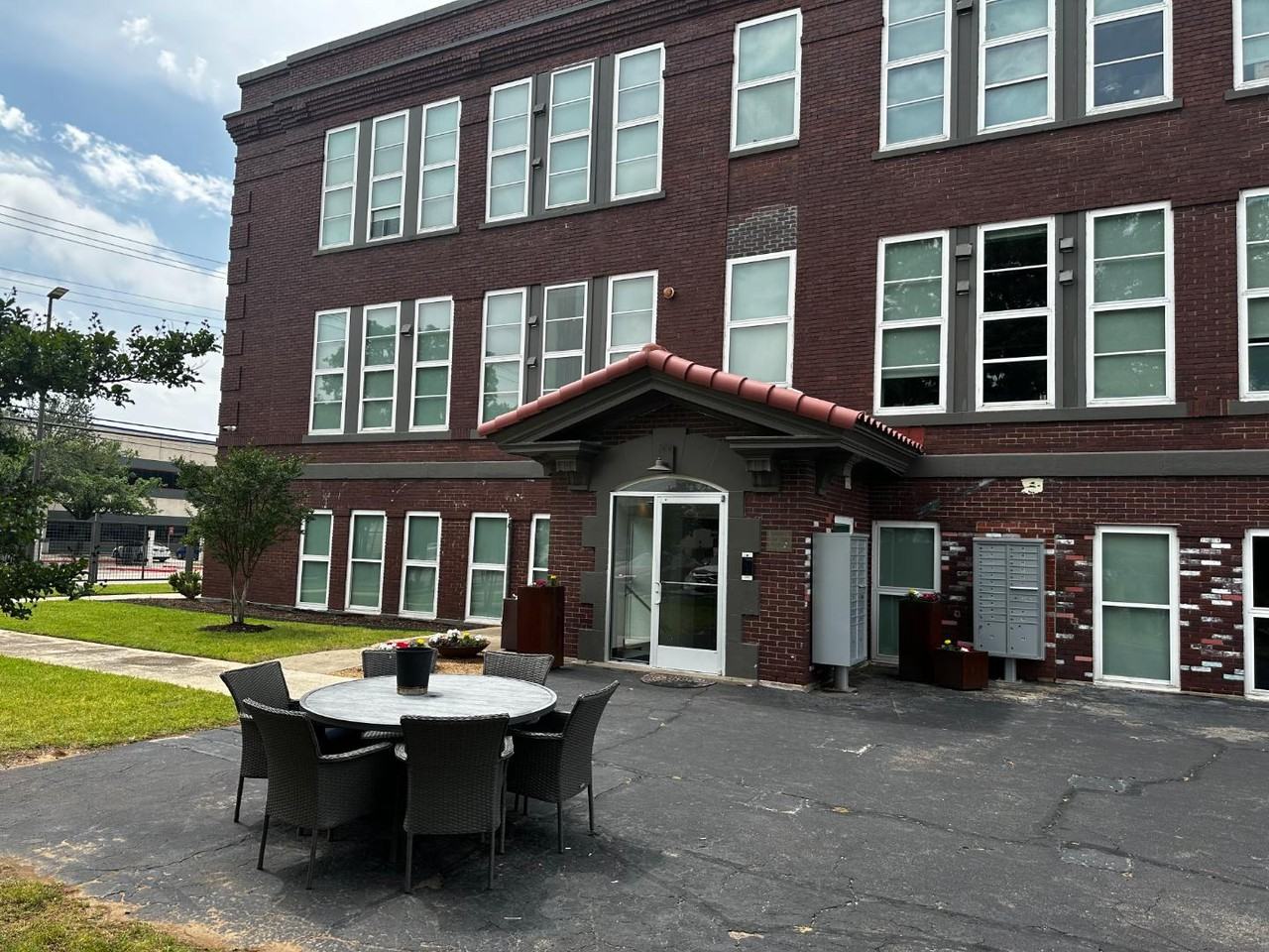 1403 Corinth St - Photo 3 of 31