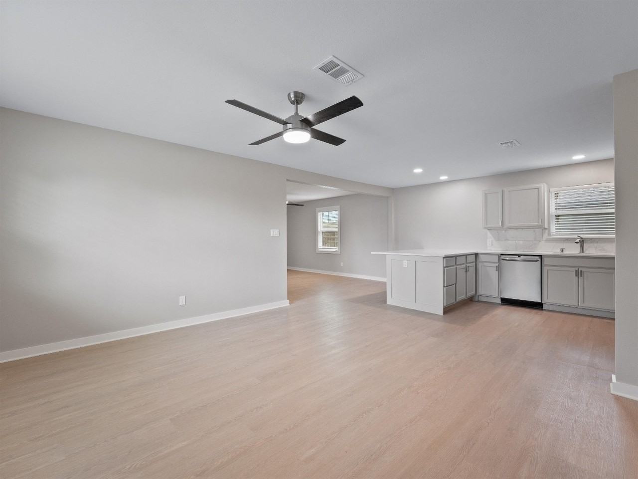 421 South Interurban Street - Photo 2 of 25