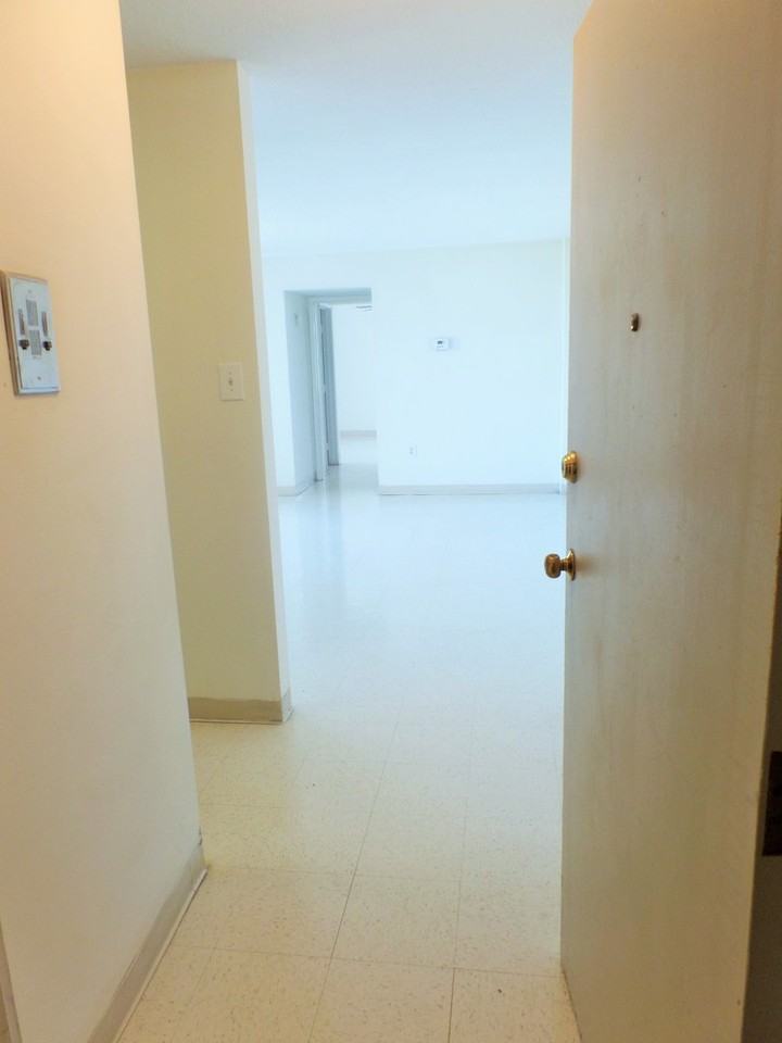 Royal Mace Apartments - Photo 6 of 12