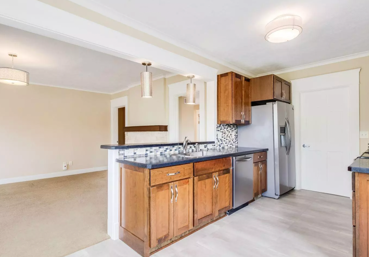 611 S Capitol Ave #B - Photo 3 of 17