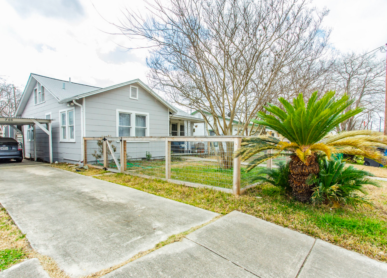 706 Lovera Blvd - Photo 3 of 27