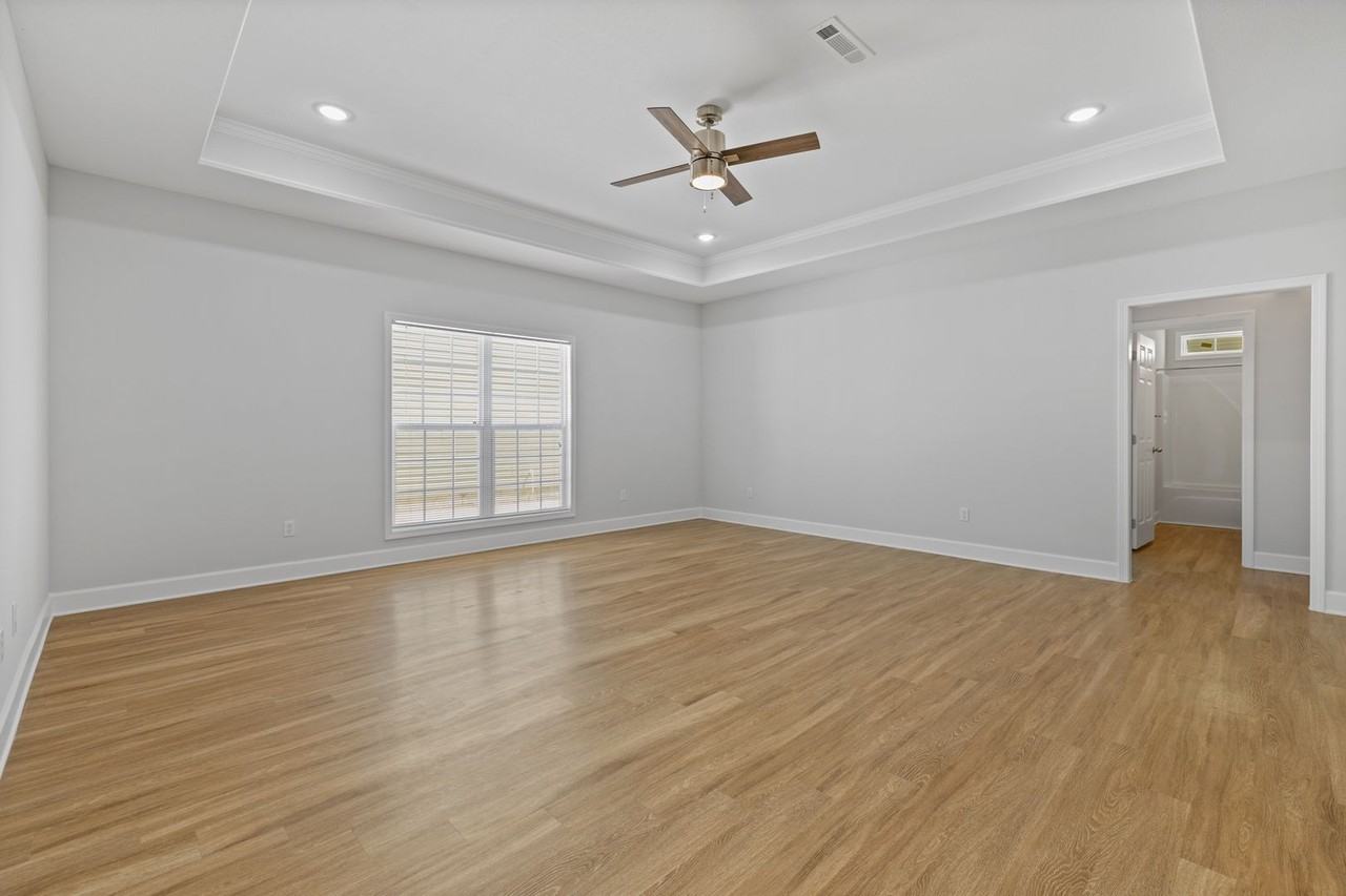 124 Wingate Ave - Photo 4 of 17