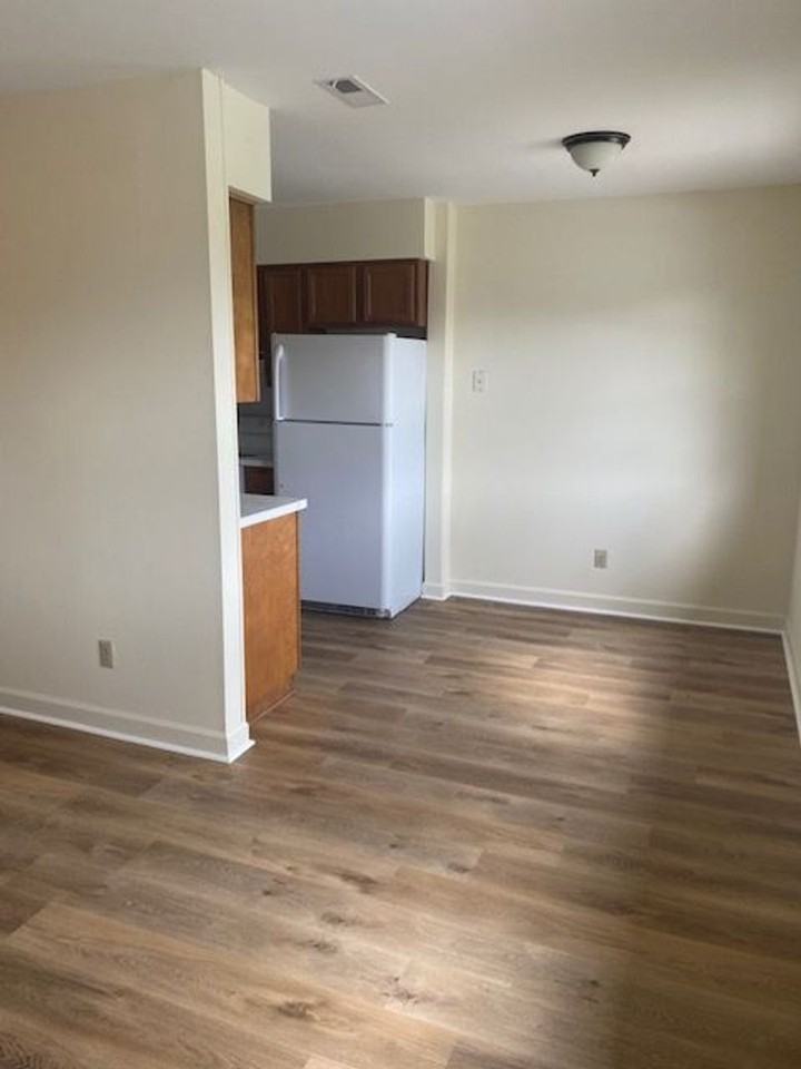 623 Plymouth St - Photo 3 of 10