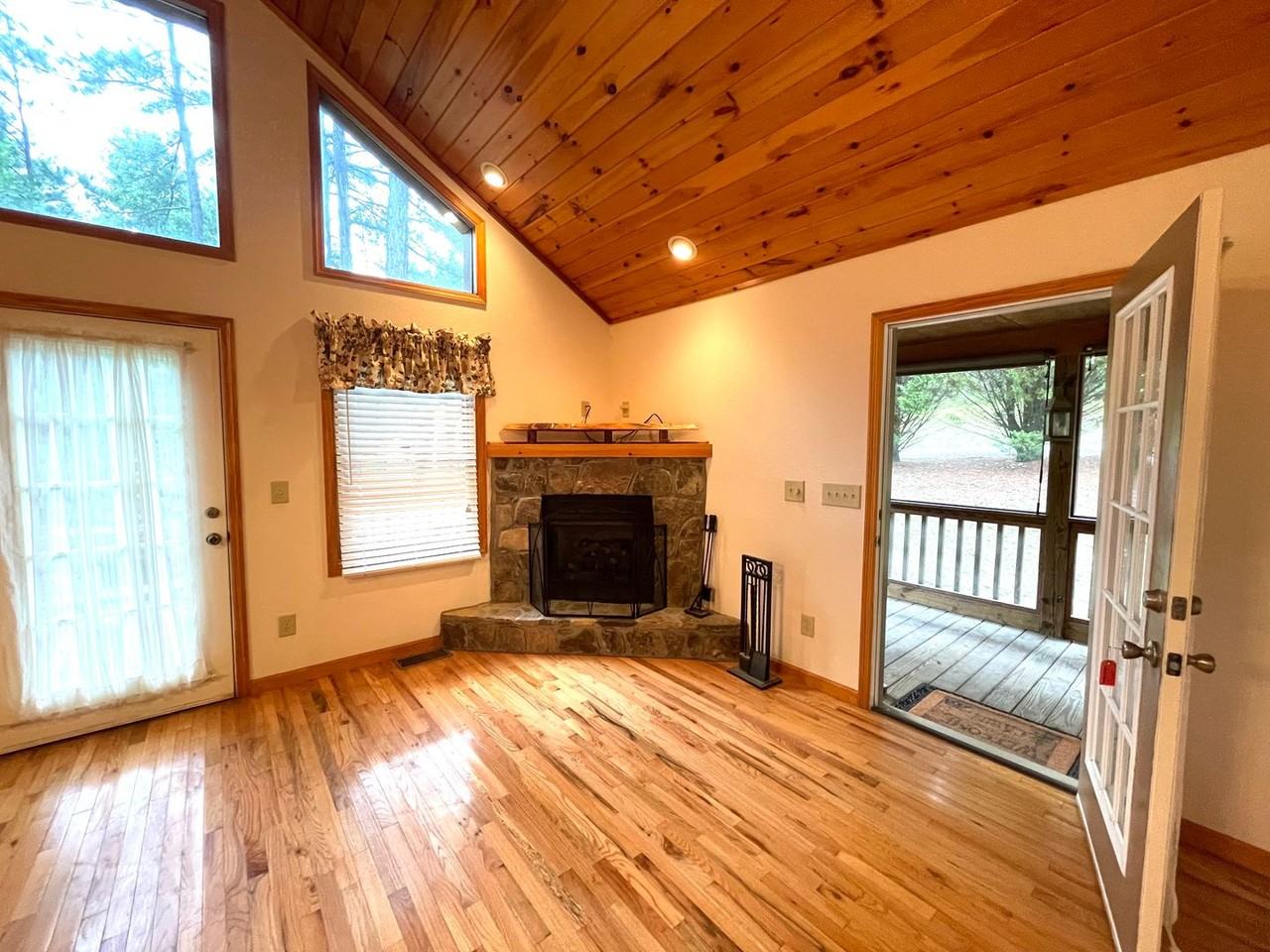 131 Emerald Downs Dr - Photo 2 of 23