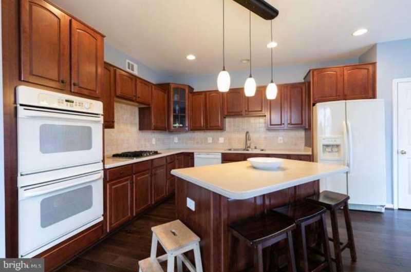 20247 Seneca Sq - Photo 2 of 2