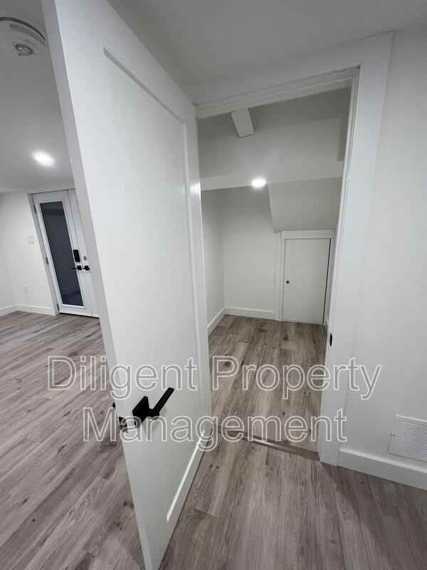 438 Bellevue St - Photo 4 of 31