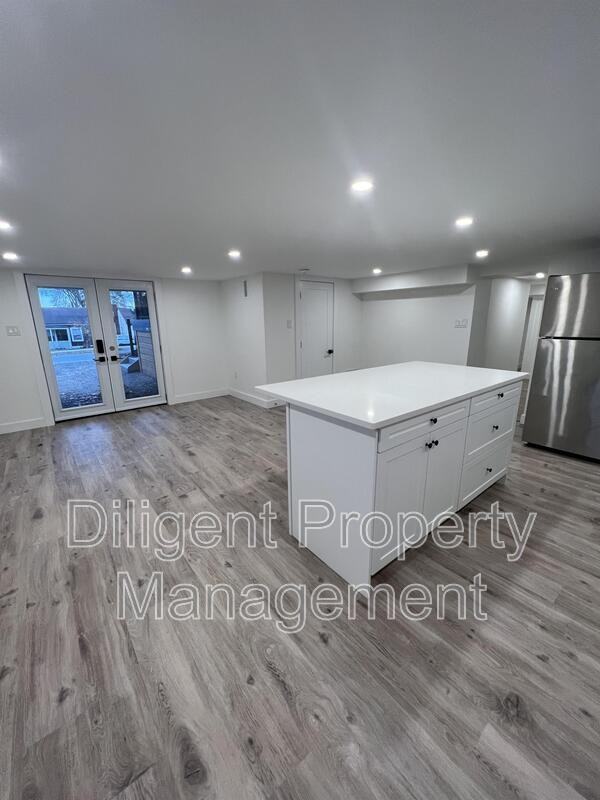 438 Bellevue St - Photo 6 of 31