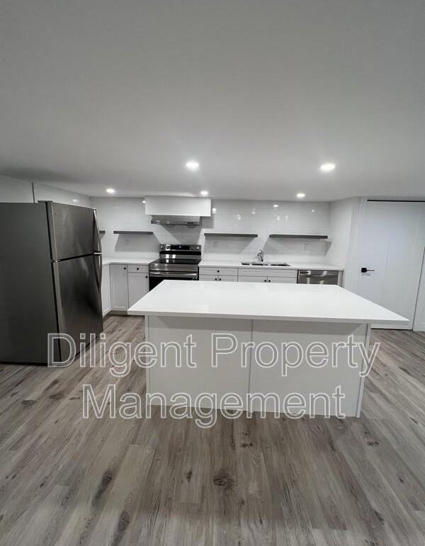 438 Bellevue St - Photo 7 of 31