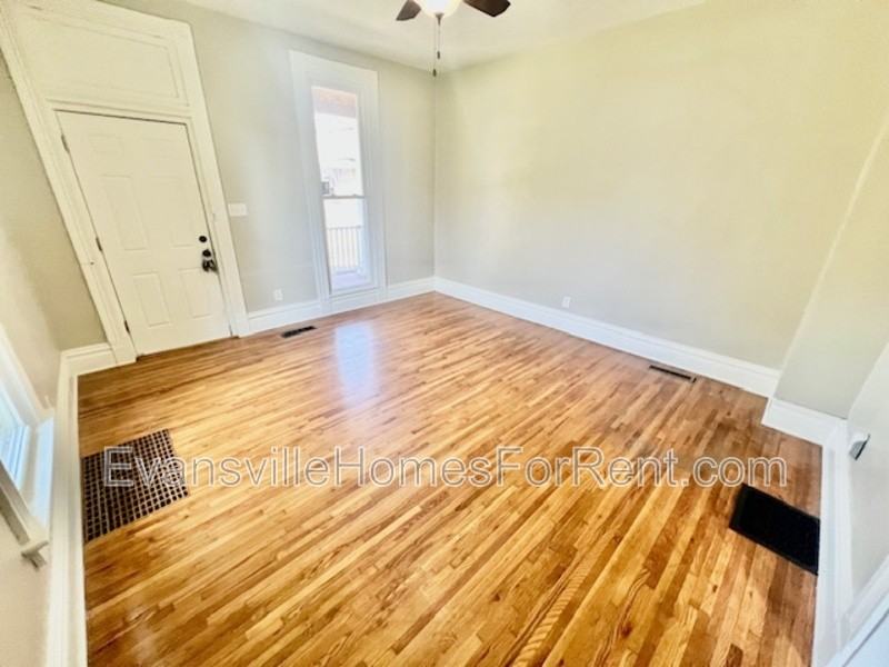 924 Se 6th St - Photo 2 of 9