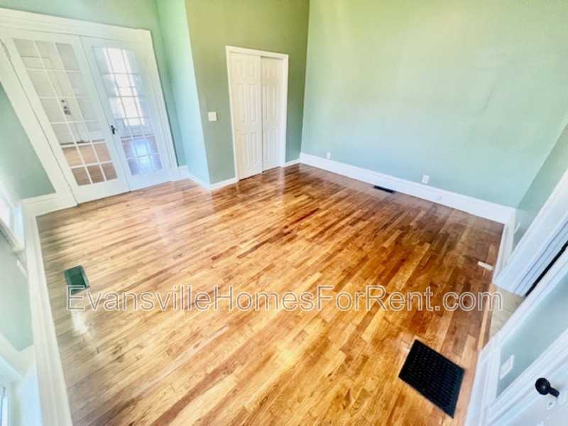 924 Se 6th St - Photo 3 of 9