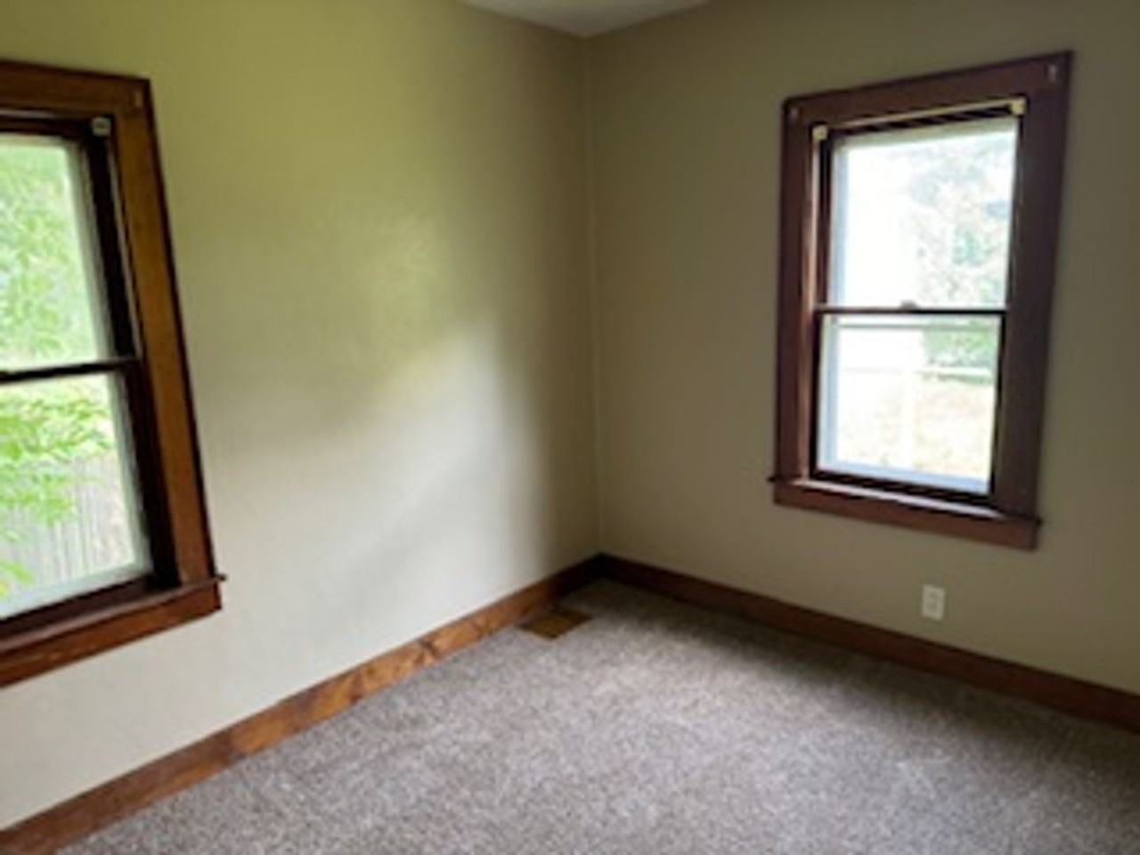 628 Kern St - Photo 3 of 11