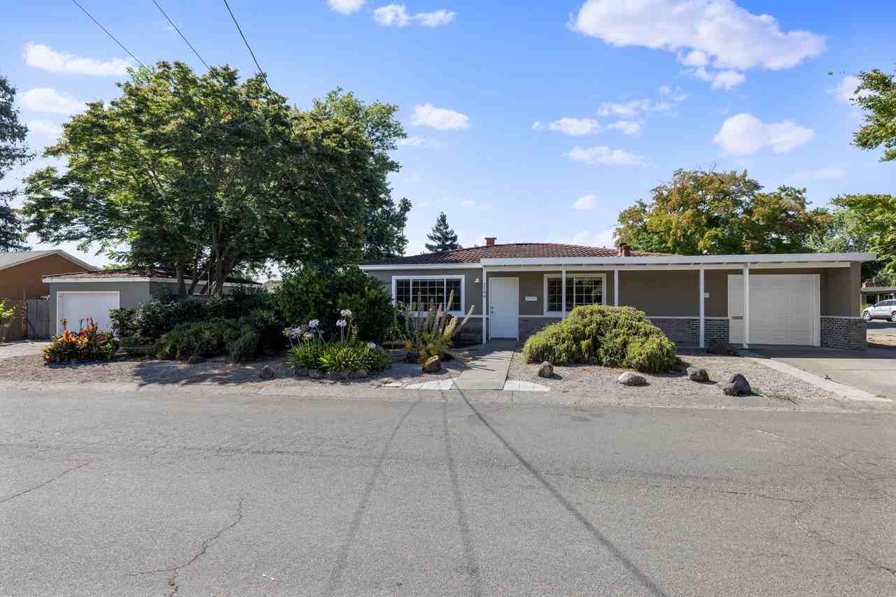 2199 Kathleen Dr - Photo 2 of 37