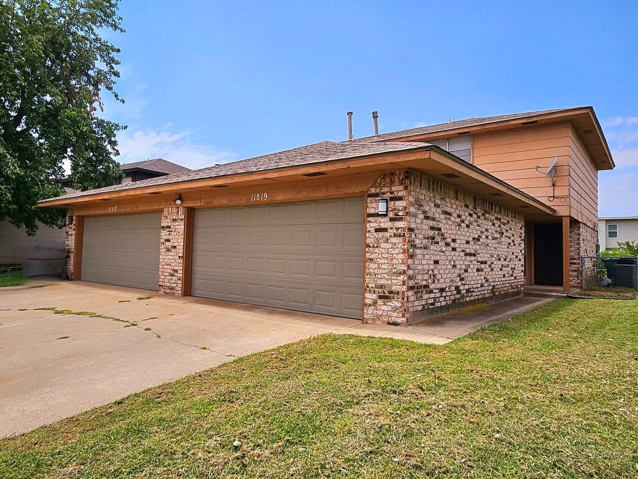 11819 N Francis Ave - Photo 2 of 32