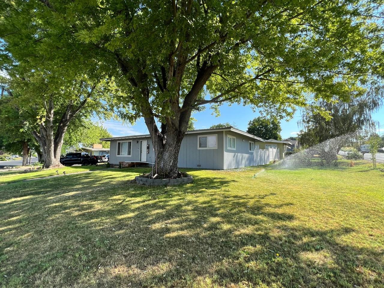 1215 S Eastlake Dr - Photo 2 of 14