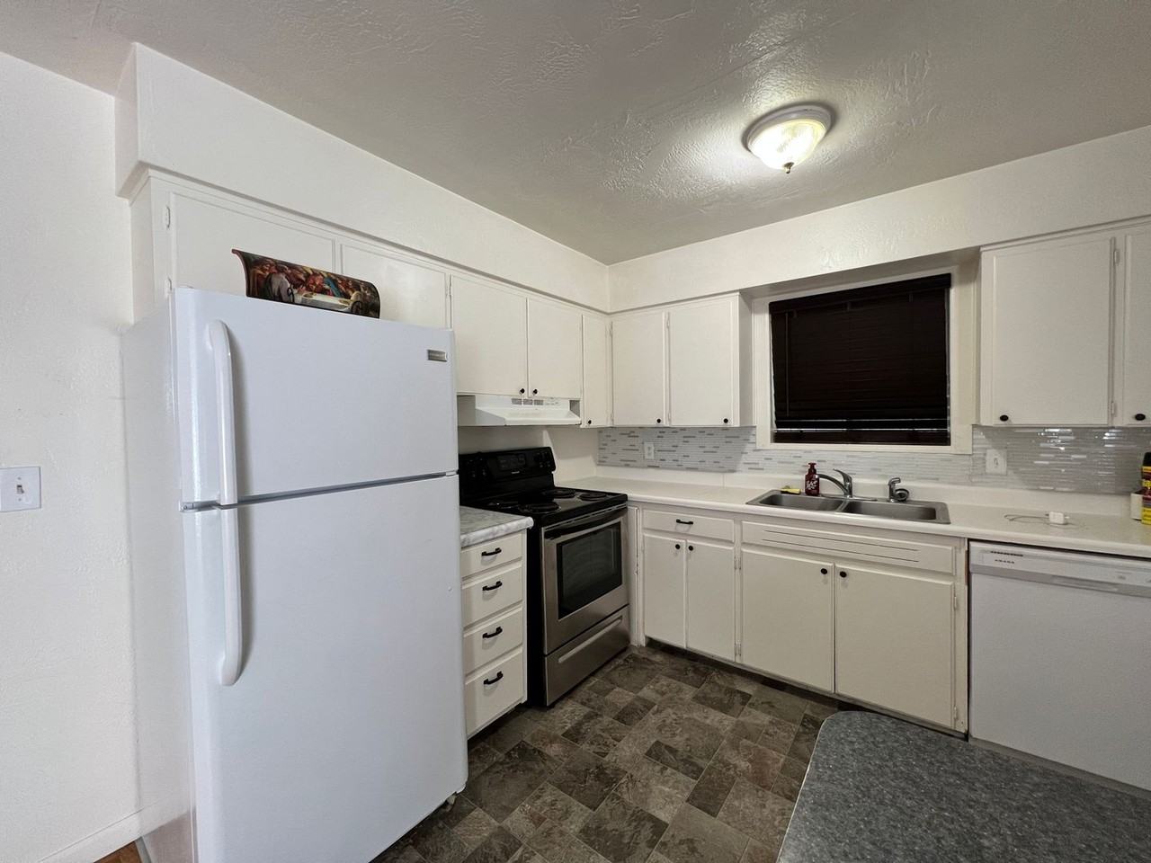 1215 S Eastlake Dr - Photo 5 of 14