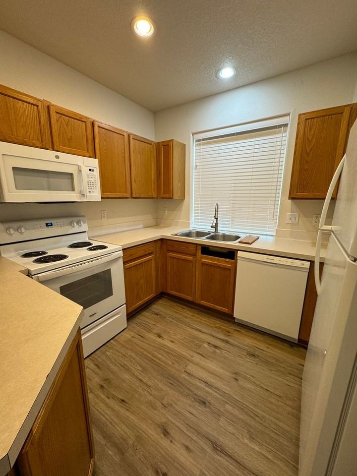 1118 Nichols Ln - Photo 3 of 10