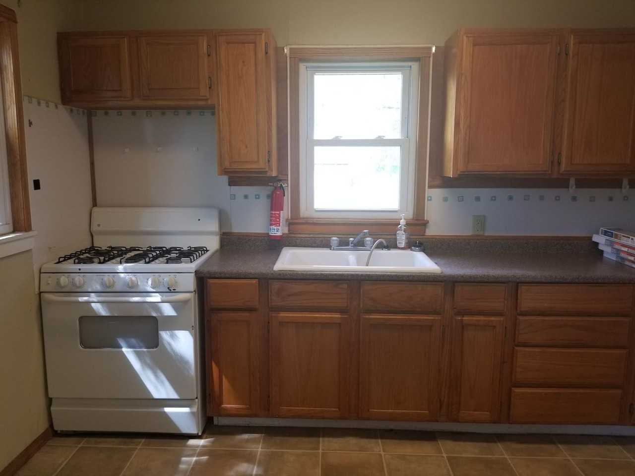 904 Lambert Ave Se - Photo 3 of 9