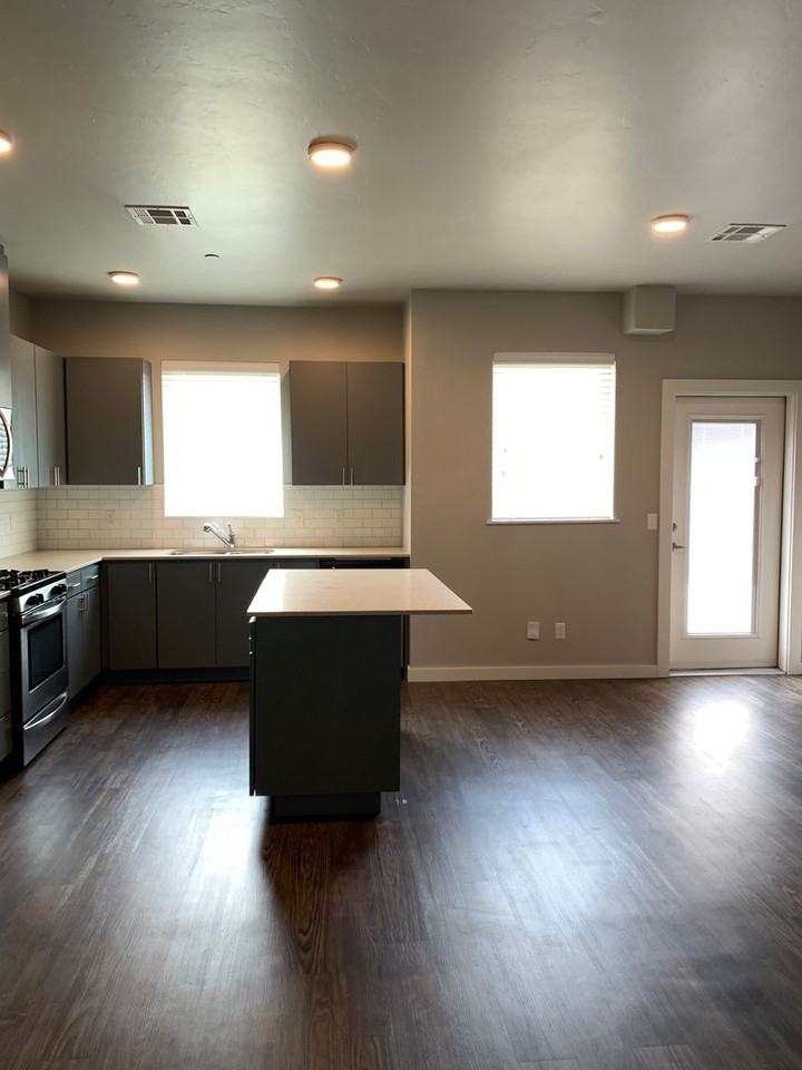 742 Sw 14th St - Photo 2 of 11