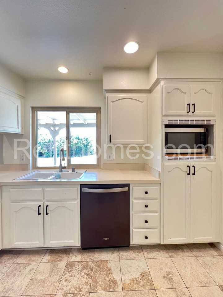 1426 Kingston Dr - Photo 5 of 20