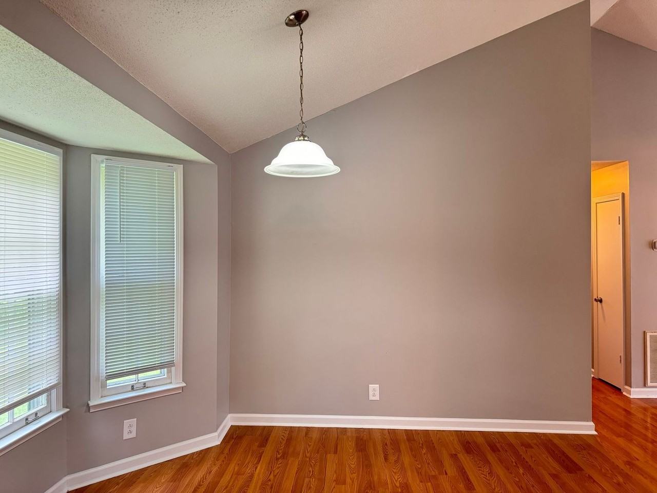 552 Lorie Ln - Photo 4 of 17