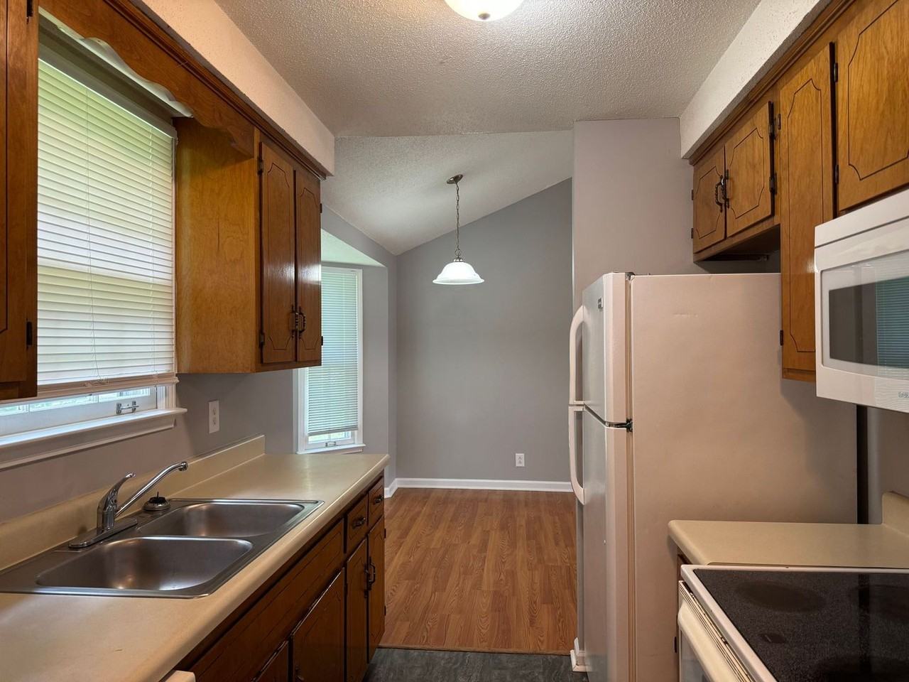 552 Lorie Ln - Photo 5 of 17