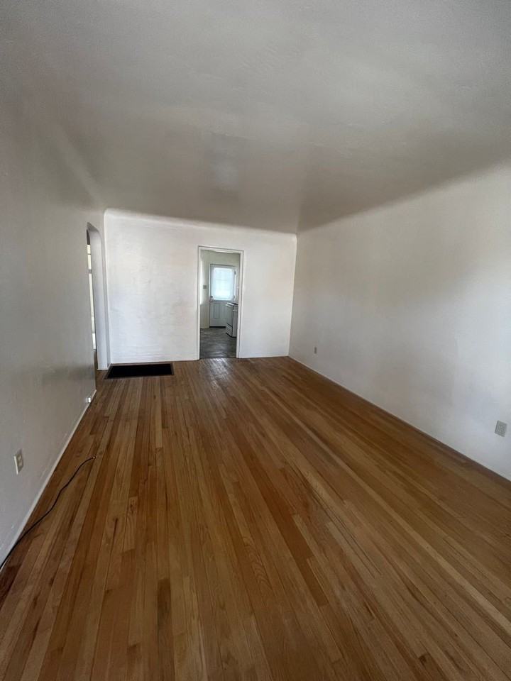 1305 Columbia Dr Ne - Photo 2 of 9