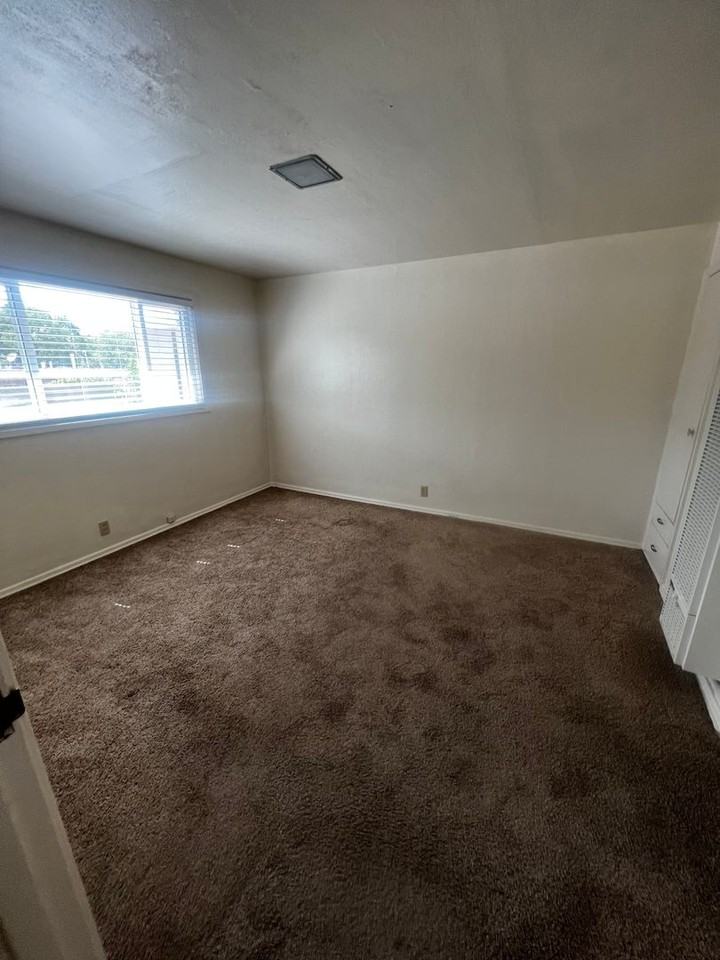 1305 Columbia Dr Ne - Photo 3 of 9