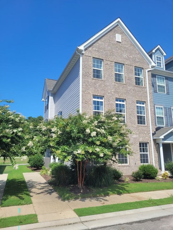 122 Daybeacon St - Photo 2 of 25