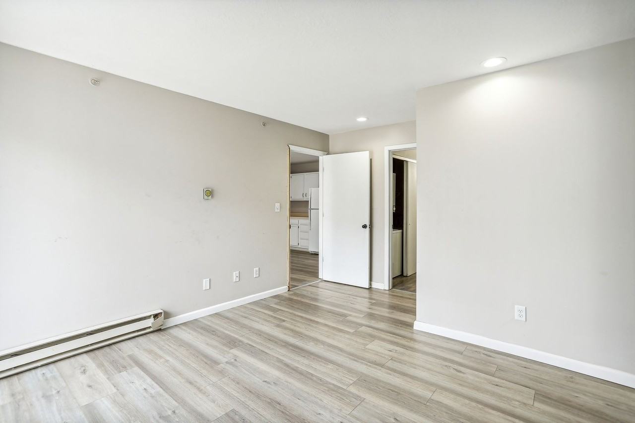 2403HI - Photo 3 of 5