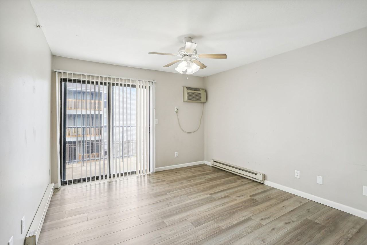 2403HI - Photo 4 of 5