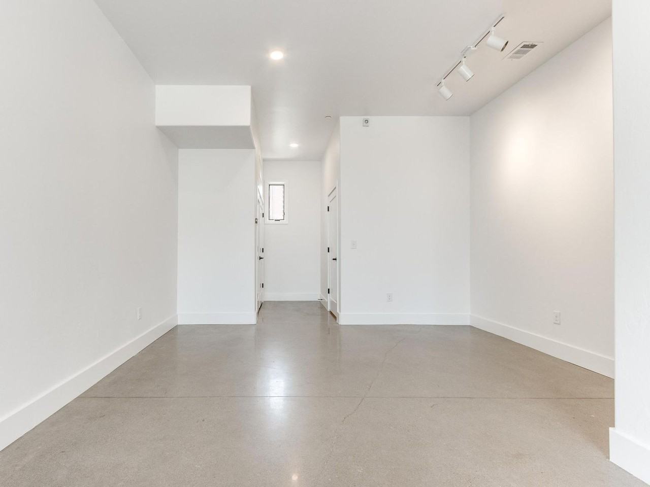 1705 Wheeler St - Photo 4 of 11