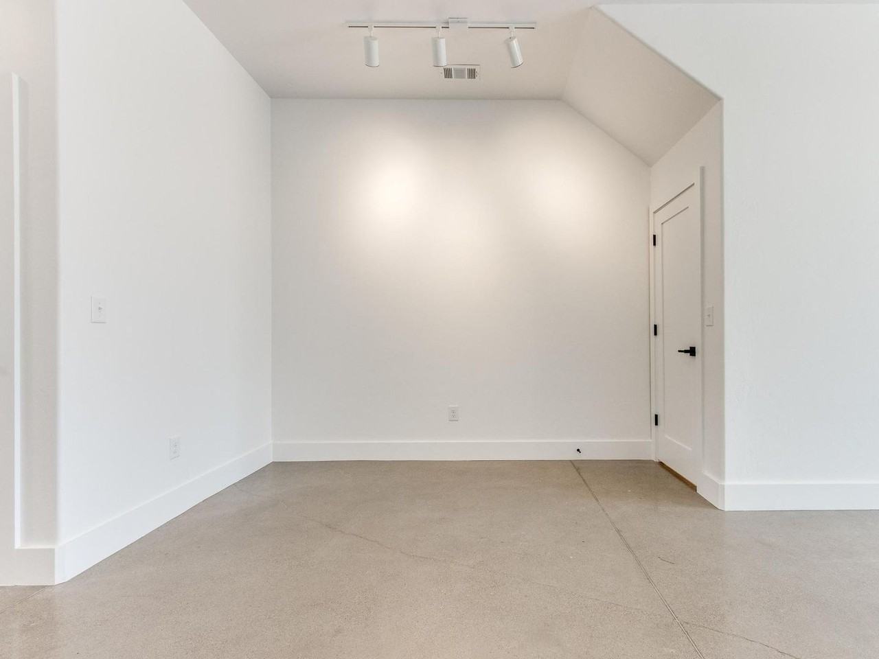 1705 Wheeler St - Photo 5 of 11