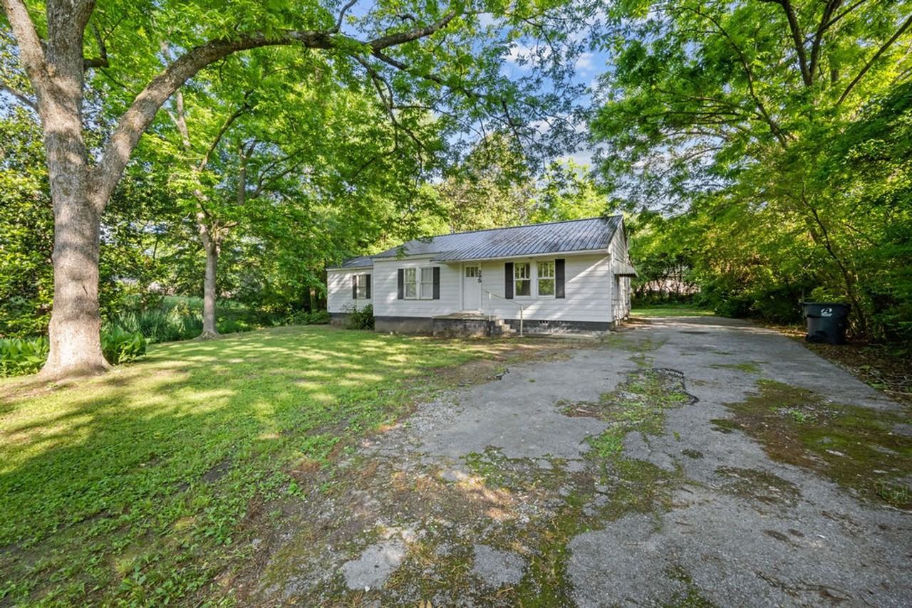 305 S College St - Photo 2 of 18