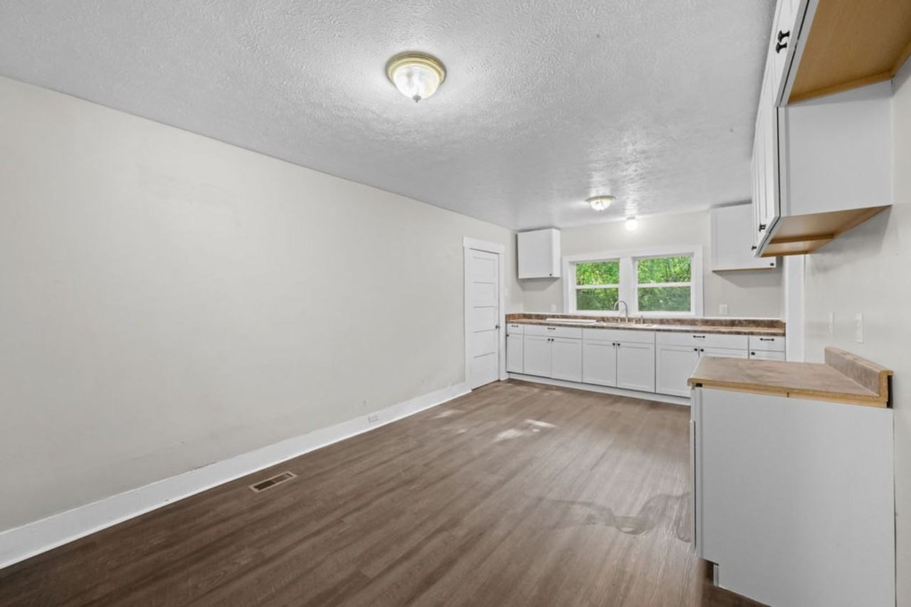 305 S College St - Photo 7 of 18