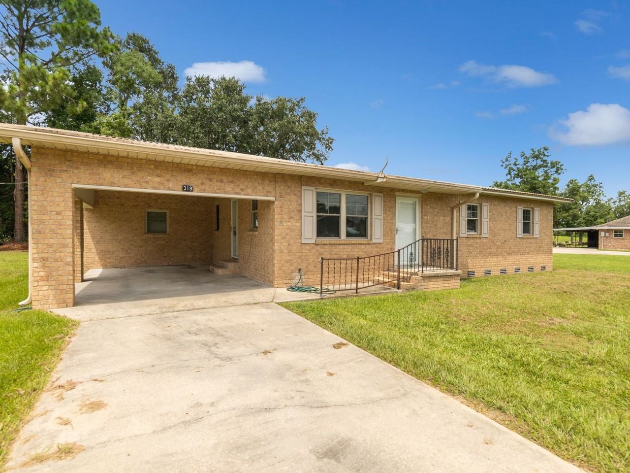 319 W Railroad St - Photo 2 of 11