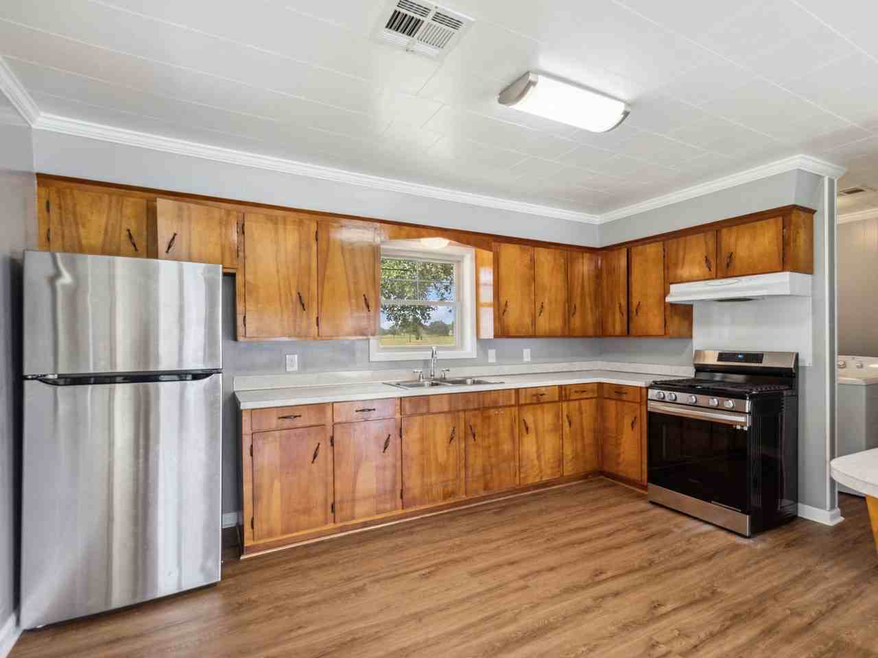 319 W Railroad St - Photo 3 of 11